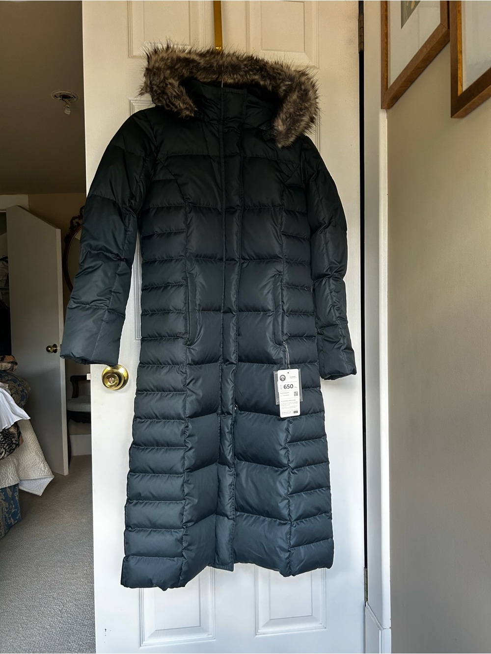 Women’ Eddie Bauer Navy Long Quilted Hooded Puffer with Faux Fur Trim. NWT Small